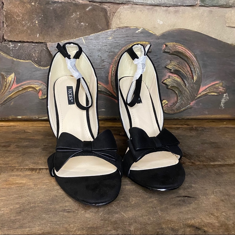 Black Heeled Bow Heels NWT